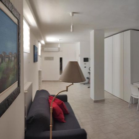 Seagull Apartments - Front And Sea View & Airport باري المظهر الخارجي الصورة