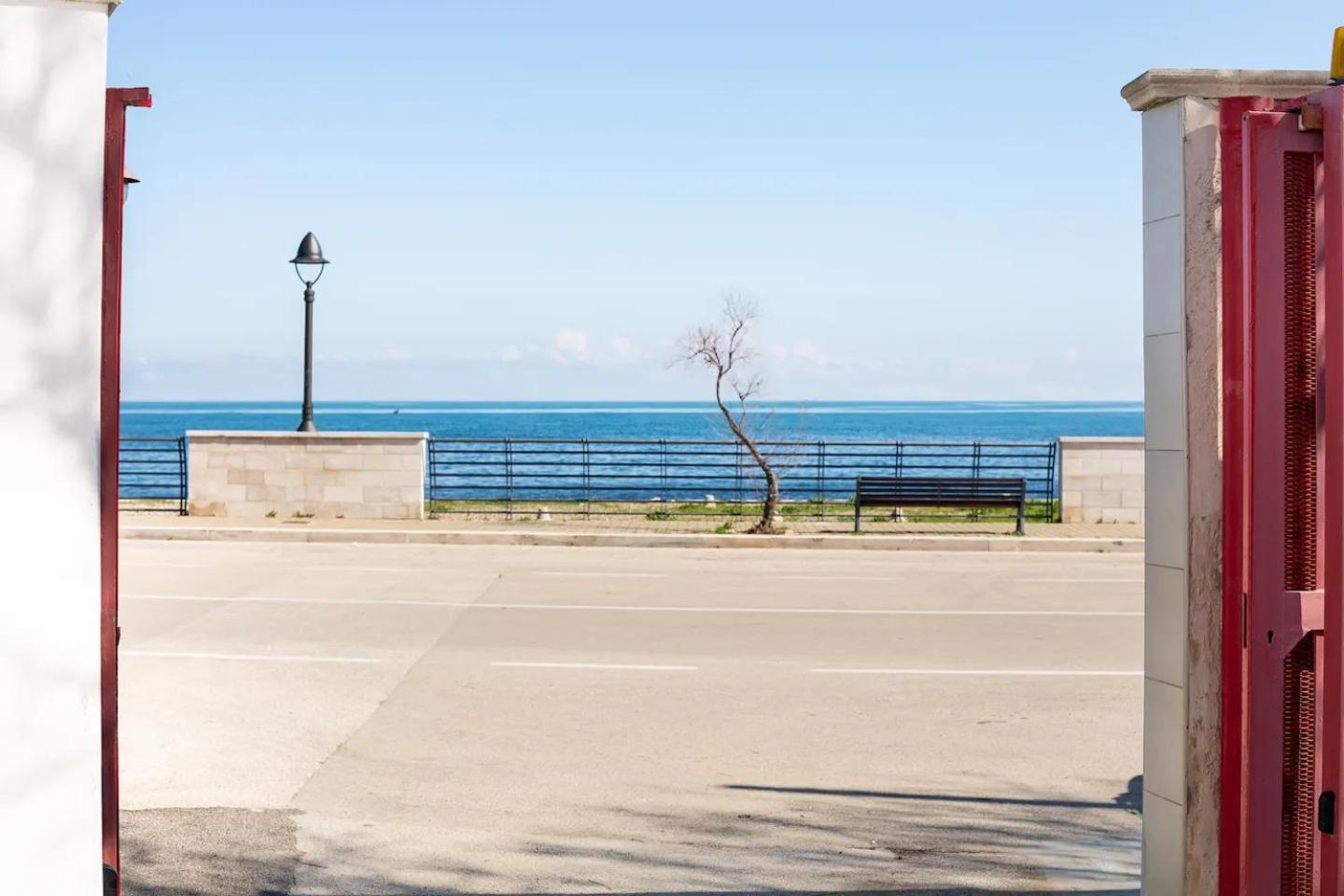 Seagull Apartments - Front And Sea View & Airport باري المظهر الخارجي الصورة
